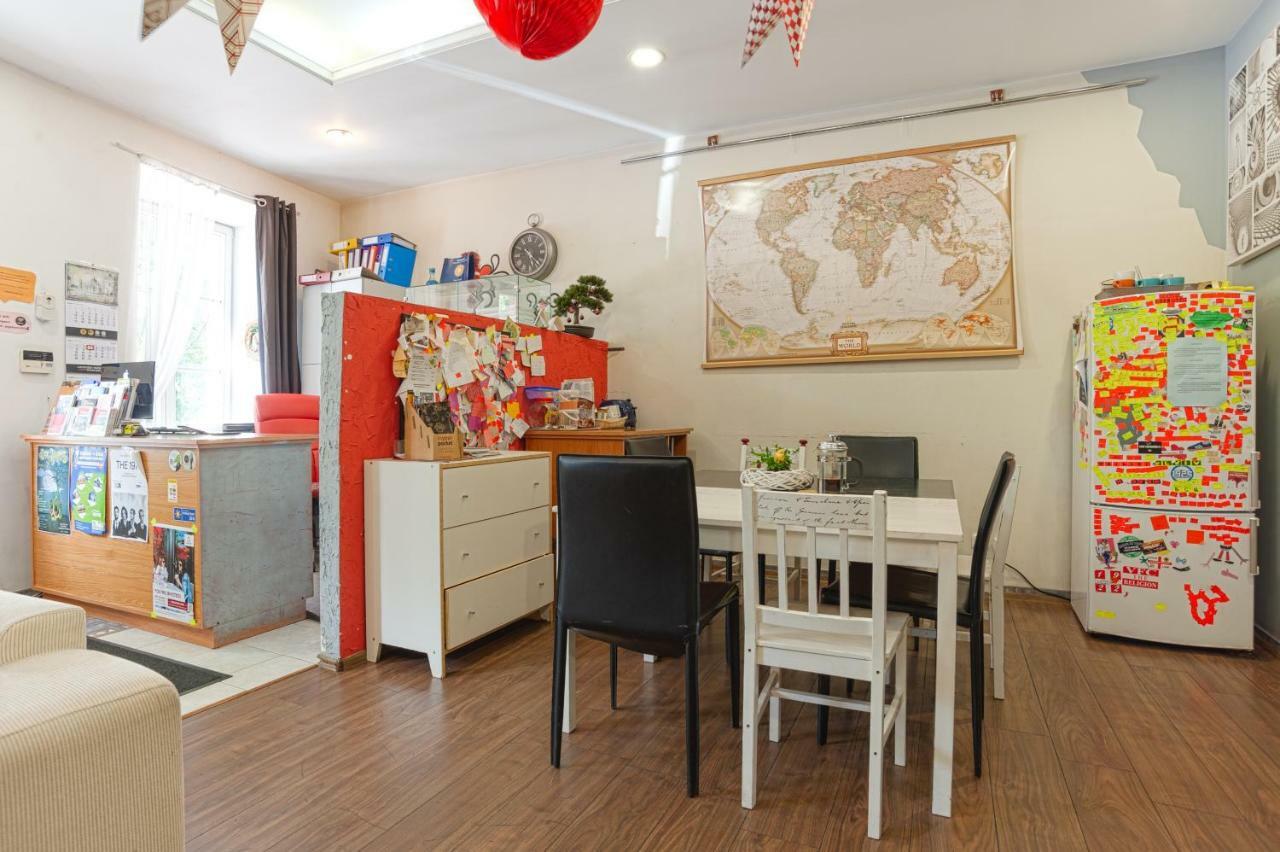 Pogo Hostel Vilna Exterior foto A typical kitchen in a typical apartment