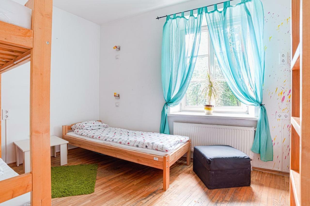 Pogo Hostel Vilna Exterior foto A bedroom with a radiator