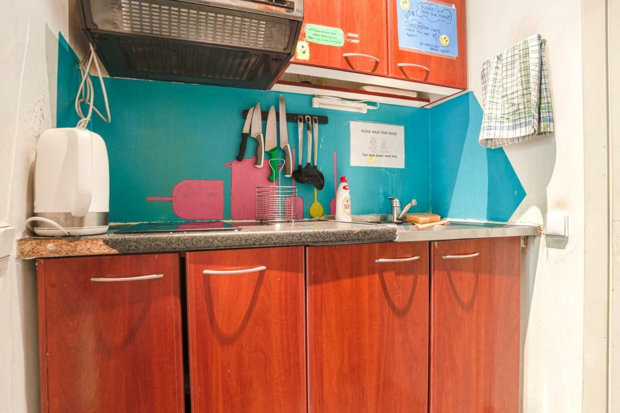 Pogo Hostel Vilna Exterior foto A typical kitchen in a student flat